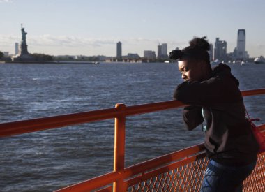 New York, ABD-8 Haziran 2017: Birçok turist fotoğraf çekmek için New York 'tan New Jersey' e feribota biniyor.