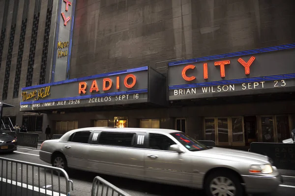 Manhattan, ABD-Haziran 6, 2017: A limuzin geçer belediye binasının arka tarafında