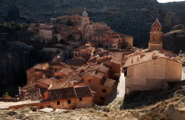 Teruel, İspanya 'nın Aragon özerk bölgesinde bir şehirdir. Albarracn dağlık Sierra de Albarracn 'ın başkentidir. 