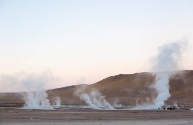 Sabah erken saatlerde San Pedro de Atacama, Şili 'deki El Tatio gayzerlerinde.