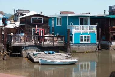 Sausalito, ABD - 19 Haziran 2017: Ülkenin dış mahallelerinde renkli boyalı tekneler