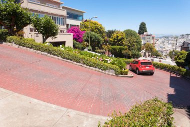 San Francisco, ABD-20 Haziran 2017: Birçok turist San Francisco 'da ünlü bir cadde olan Lombard Caddesini ziyaret ediyor