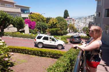 San Francisco, ABD-20 Haziran 2017: Birçok turist San Francisco 'da ünlü bir cadde olan Lombard Caddesini ziyaret ediyor