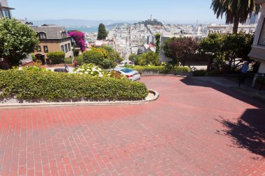 San Francisco, ABD-20 Haziran 2017: Birçok turist San Francisco 'da ünlü bir cadde olan Lombard Caddesini ziyaret ediyor