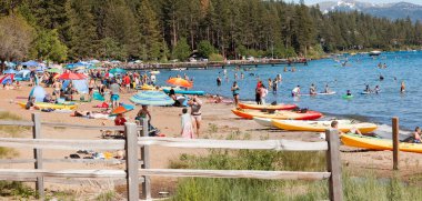 Güney Tahoe Gölü, ABD-18 Haziran 2017 Tahoe Gölü 'nde güneşleniyor. Kaliforniya