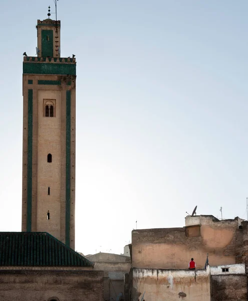 2014年4月25日モロッコフェズ モロッコ人が小さな市場で食料品や衣類を販売する広場での日没 多くの人々が見て購入し 他の人々は影の中で休んでいる — ストック写真
