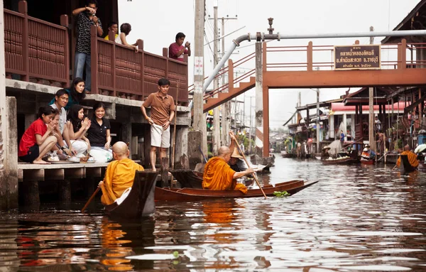 2009年8月9日 每天清晨 数十名僧人带着小船离开运河乞讨 — 图库照片