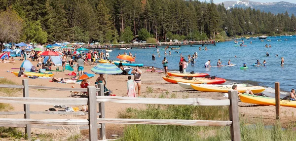 South Lake Tahoe Usa June 2017 Sunbathing Lake Tahoe California — Stock Photo, Image