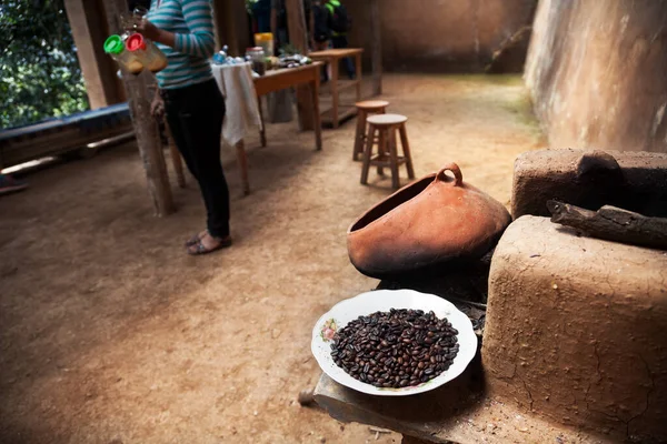 人们花了15天的时间走在印加去马丘比丘的路上 一位年轻人展示了咖啡最初是如何从丛林里烤到阿瓜斯卡连特斯的 图库图片
