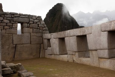 Ruhani sabah sisi, arka planda Huana Picchu ile Machu Picchu 'daki baş dağın üzerinden yükseliyor..