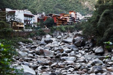 Turistlerin Machu Picchu ziyaretine başladığı Aguas Calientes köyü.