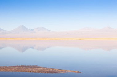 Licancabur Volkanı ve San Pedro, Şili yakınlarındaki Atacama Çölü manzarası