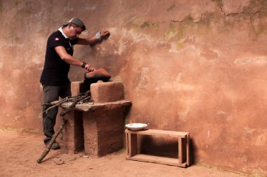 Inca 'nın yolu, Peru-Haziran 02, 2015: Inca' nın MachuPicchu yolu üzerinden 15 gün yürümek. Genç bir adam, ormanın içinden Aguas Calientes 'e kadar kahvenin nasıl kızardığını gösteriyor.