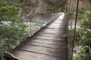 Inca 'nın MachuPicchu' ya giden yolu yürümek 15 gün sürüyor. Aguas Calientes nehrinden geçen gezginler bir köprünün üzerinden geçiyor.