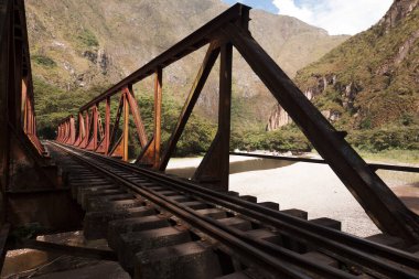 Aguas Calientes 'e giden tren yolu. Peru