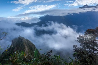 Sabahın erken saatlerinde Machu Pichu 'nun sisle kaplı görüntüsü