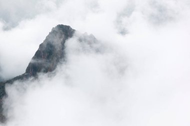 Sabahın erken saatlerinde Machu Pichu 'nun sisle kaplı görüntüsü