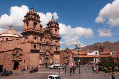 Cuzco-Peru. 5 Haziran 2015: Cusco Katedrali yakınında yürüyen turist