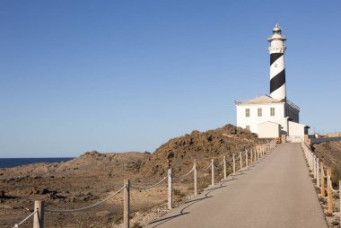 Menorca Adası 'ndaki deniz feneri. İspanya