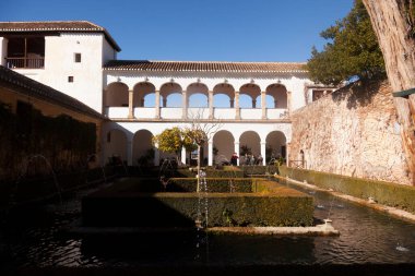Granada, İspanya-17 Ocak 2017: Birçok turist Granada 'daki La Alhambra' yı ziyaret eder. Dünyanın en önemli anıtlarından biri.