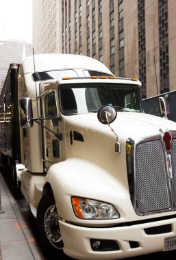 New York, 6 Haziran 2017: Manhattan sokaklarına park edilmiş büyük bir kamyon belediye binasının arka kapısının önünde.