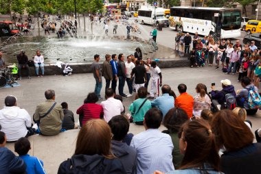 New York, ABD-8 Haziran 2017: İnsanlar sokak gösterilerini izlemeyi ve katılmayı seviyor. Manhattan, New York