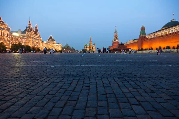 Düzinelerce Gezgin Moskova Daki Kızıl Meydan Yürüyor Katedral Ziyaret Etme — Stok fotoğraf