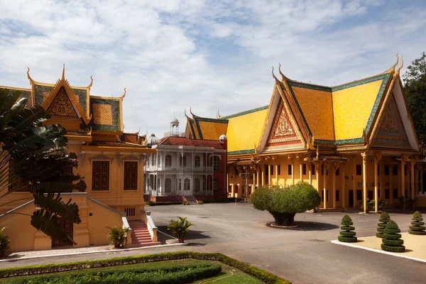 Wewnątrz Ogrodów Pałacu Królewskiego Kambodży — Zdjęcie stockowe