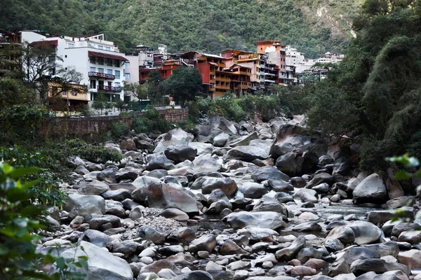 Turistlerin Machu Picchu ziyaretine başladığı Aguas Calientes köyü.