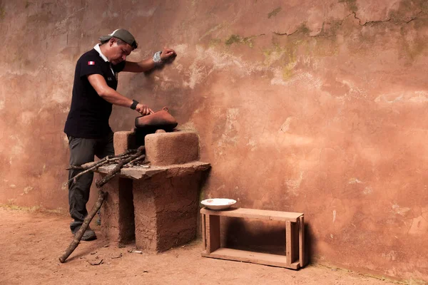 Inca 'nın yolu, Peru-Haziran 02, 2015: Inca' nın MachuPicchu yolu üzerinden 15 gün yürümek. Genç bir adam, ormanın içinden Aguas Calientes 'e kadar kahvenin nasıl kızardığını gösteriyor.