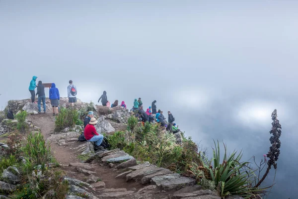 Machupichu Peru June 2015 Tourists Waiting Views Machu Pichu Early — Stock Photo, Image