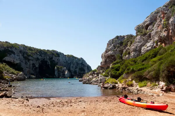 Menorca España Agosto 2015 Turistas Disfrutando Las Pequeñas Calas Isla — Foto de Stock