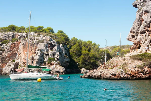 Menorca, İspanya-28 Ağustos 2015: Menorca adasındaki küçük koyların tadını çıkaran turistler