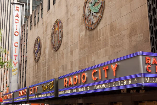 New York, ABD-6 Haziran 2017: New York 'taki Radio City Hall' un aydınlatılmış reklam panosu