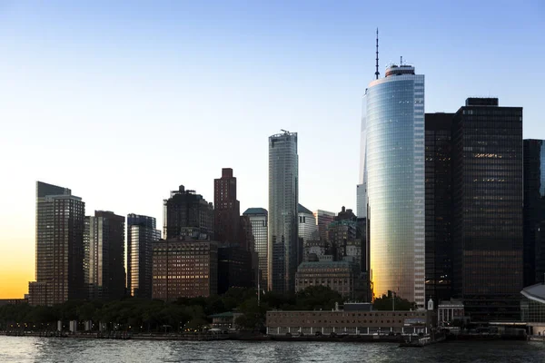 New York, ABD-8 Haziran 2017: Birçok turist fotoğraf çekmek için New York 'tan New Jersey' e feribota biniyor.