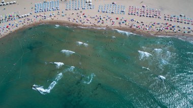 Tropikal plaj renkli şemsiye - yukarıdan aşağıya havadan görünümü. Tatil kavramı.