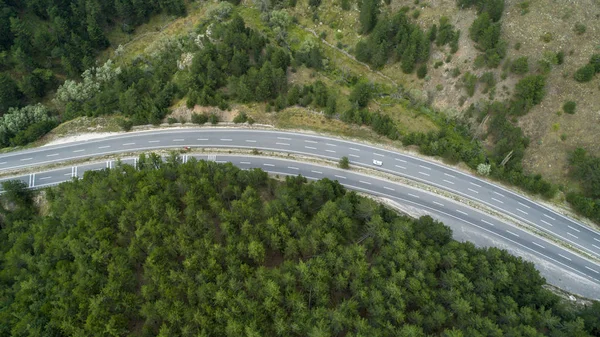 森林中央的一条公路的空中景观 — 图库照片
