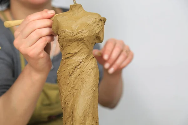 雕塑家艺术家用粘土创作半身像雕塑 雕塑家在工作 — 图库照片