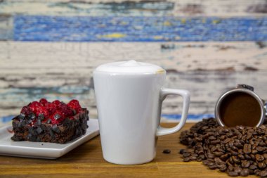 Kapuçino çilek peynir pasta ve kahve çekirdekleri ile kahve