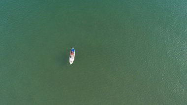 Hava dron görünümünü kayık yakın turkuaz suları. Mutlu Falmily rekreasyon yaz tatili