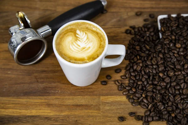 Kapuçino çilek peynir pasta ve kahve çekirdekleri ile kahve