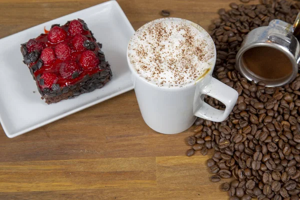 ストロベリー チーズ ケーキとコーヒー豆コーヒー カプチーノ — ストック写真