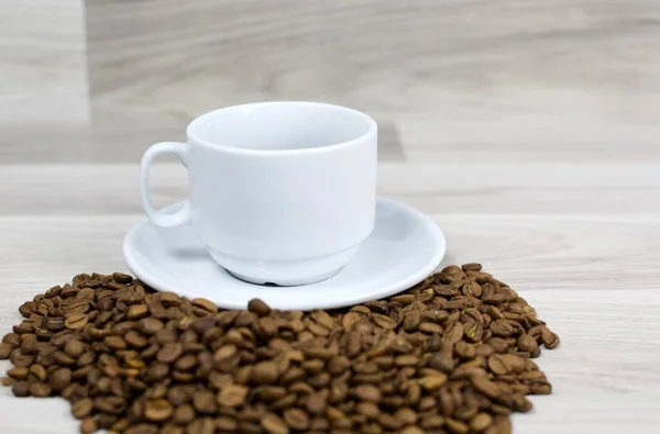 Bir Fincan Kahve Kahve Çekirdekleri Tarafından Çevrili Üstten Görünüm — Stok fotoğraf
