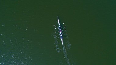 Teknenin havadan görünümü dört rowers sakin Gölde kürek coxed