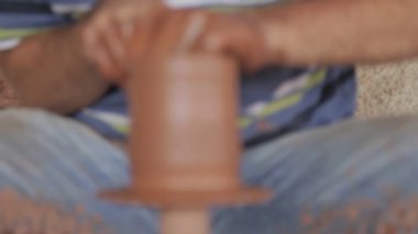 Çömlekçi ellerine yakın çekim çömlek çarkında dönen çömlek kaplarını elleriyle şekillendirir. Eller Ot Yapıyor, Kapadokya Türkiye