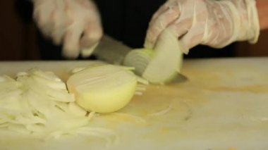 Elinde soğan - Şef dilimleri soğan doğrama bir şef kapatın. Bıçak, kesme tahtası, soğan.