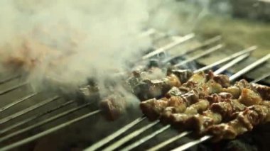 Tavuk et parçaları kızarmış bir kömür ızgara üzerinde olmak. Şiş kebap