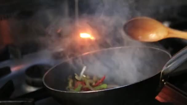 Koch Einer Restaurantküche Kocht Flambe Stil — Stockvideo