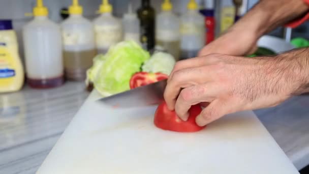 Close Shot Chef Hands Ele Corta Tomates — Vídeo de Stock