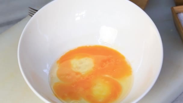 シェフハンドウィスクはボウルクローズアップビデオで壊れた卵を打つ — ストック動画